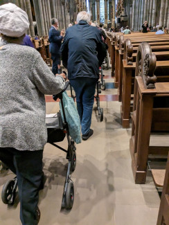 Menschen mit Rollator in der Kirche