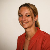 Porträt junge blonde Frau mit roter Bluse