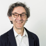 Portrait Mann mit Brille, weißem Hemd und dunklem Jacket